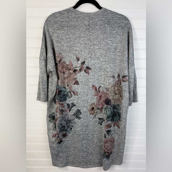 Live in the Moment Gray Floral Open-Front Women's thin Cardigan sweater. Size M - Picture 2 of 6